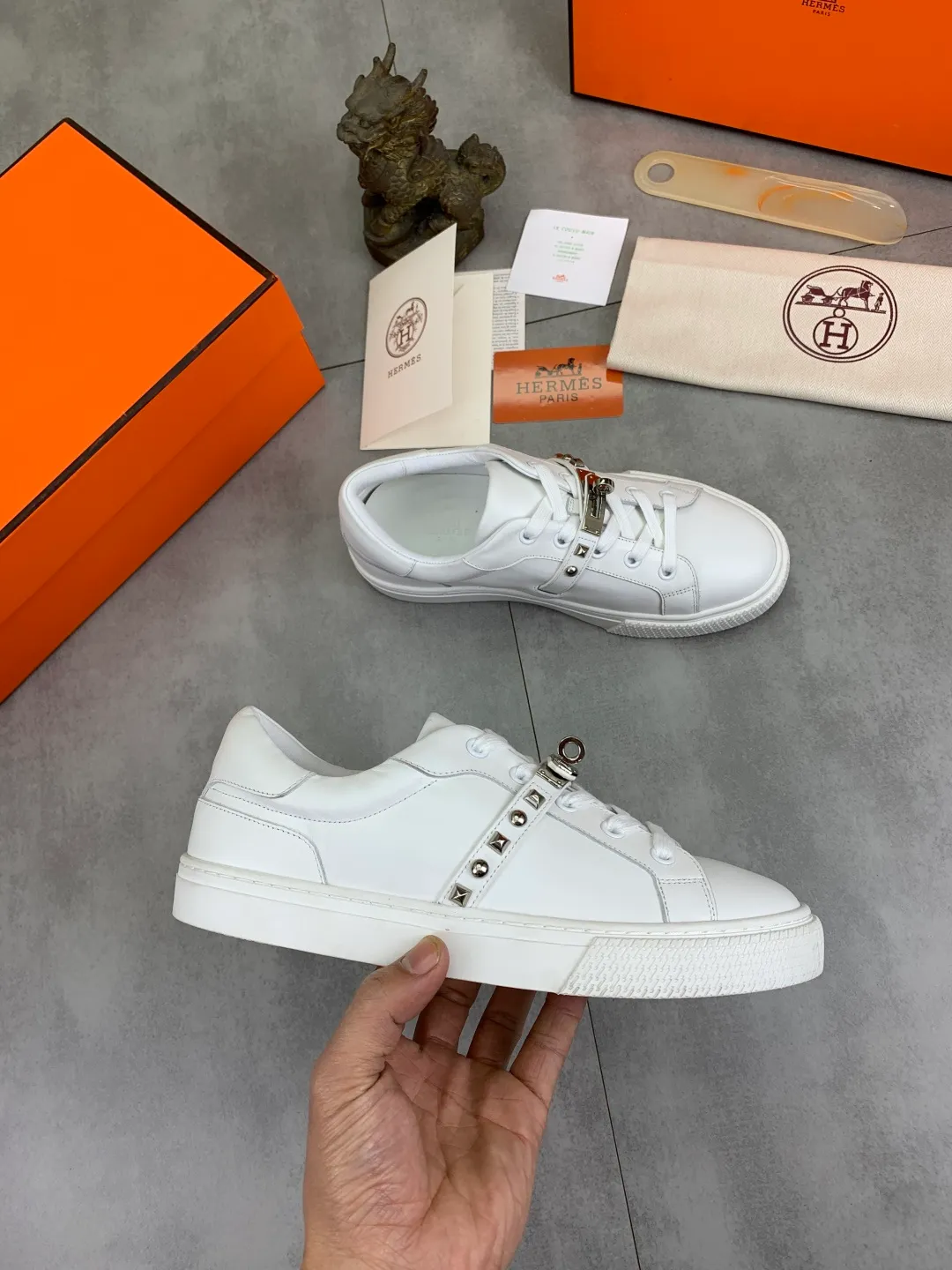 Men's men's shoes 💰P640 New Hermes top version Hermès classic couple style #𝐊𝐞𝐥𝐥𝐲 buckle casual white shoes skateboard shoes that will not conflict with shoes at all. Full of unknowns, Hermès rarely produces flat casual shoes and they are paired with classic palladium-plated Kelly shoe buckles! You'll fall in love with it at first sight. It's super versatile and can be worn with any skirt or pants. 🉑️Close your eyes and wear it. It's super noble. Fabric: Specific cowhide/canvas material. Lining: Sheepskin lining. Outsole: Original molded TPU outsole. Size: 35-45.
